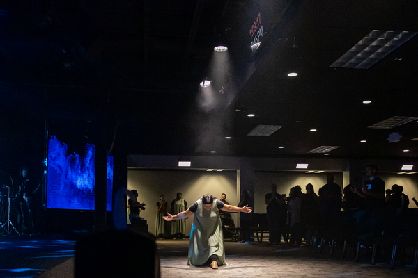 Deus É, Deus Está, Deus Faz